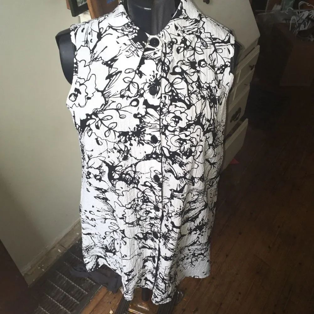 Soft Surroundings S oversized sleeveless black & white button down tunic